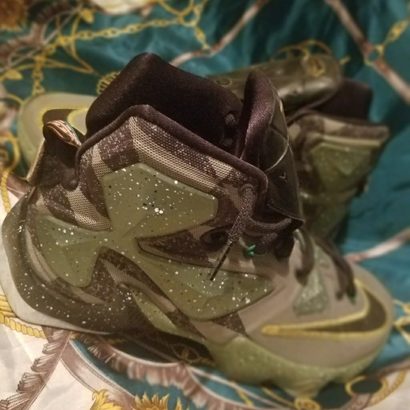 Nike LeBron 13 shoes - Picture 3 of 3